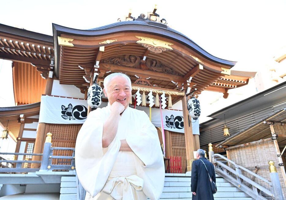 有馬記念を予想する水天宮の宮司、有馬頼央さん＝東京・中央区の水天宮（撮影・田村亮介）