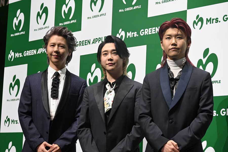 記者会見に登場したMrs. GREEN APPLEの（左から）藤澤涼架、大森元貴、若井滉斗【写真：ENCOUNT編集部】