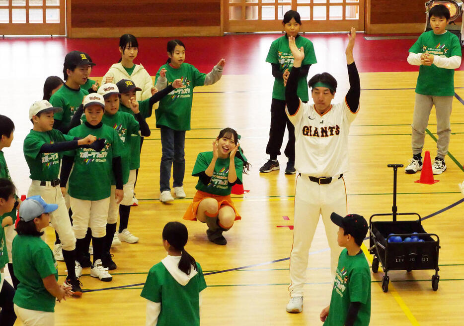 子どもたちと玉入れをする巨人大勢（撮影・上田悠太）