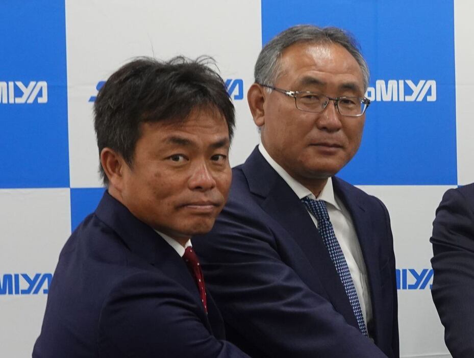 楽天の新スカウト部長に就任する愛敬尚史氏（左）。後関昌彦スカウト部長（右）の後任となる