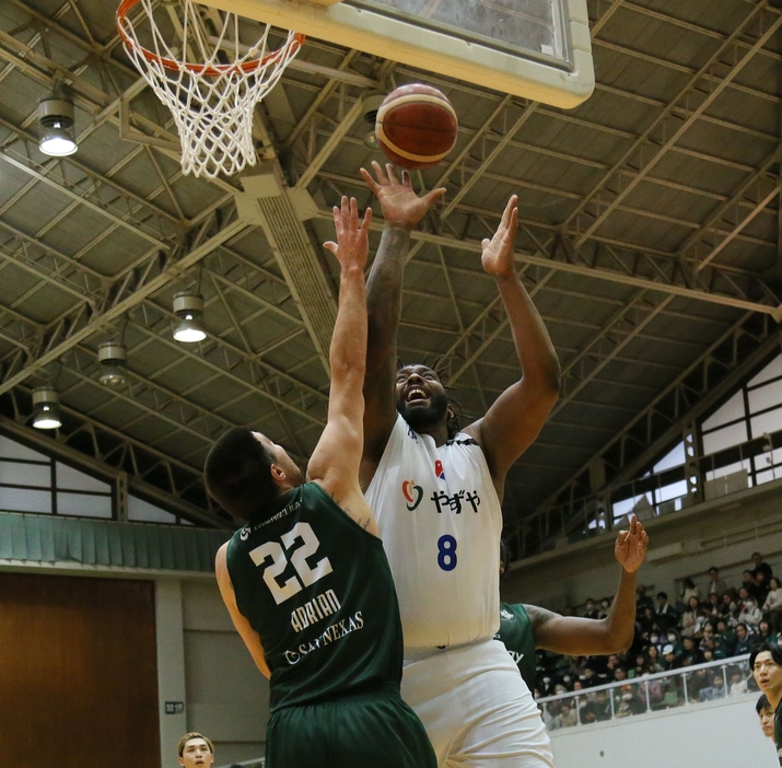 シュートを放つ福岡・スミス（8）＝Bリーグ提供