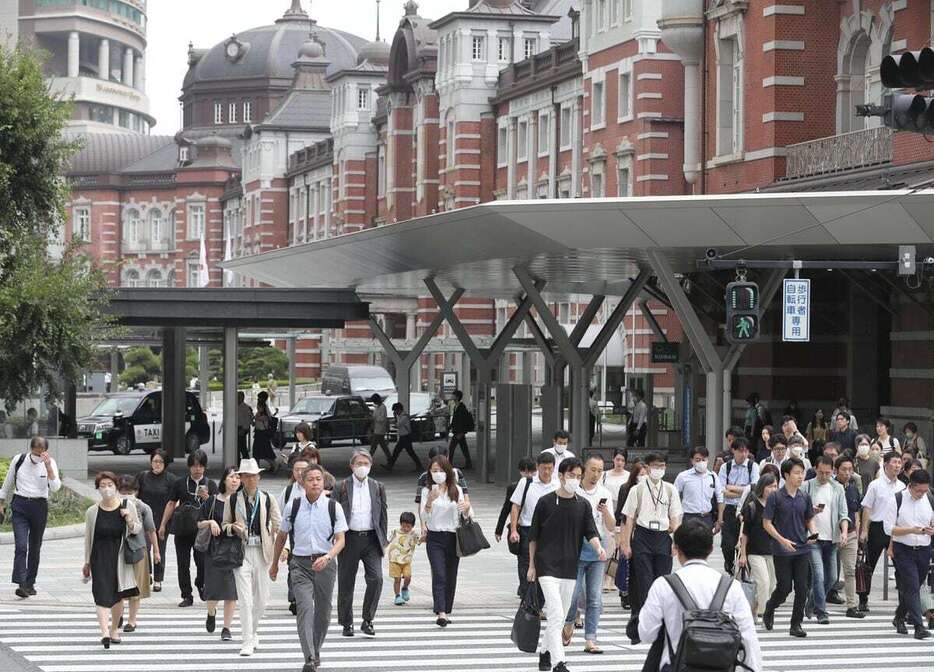 通勤時間帯にＪＲ東京駅前を行き交う人たち＝東京都千代田区（関勝行撮影）