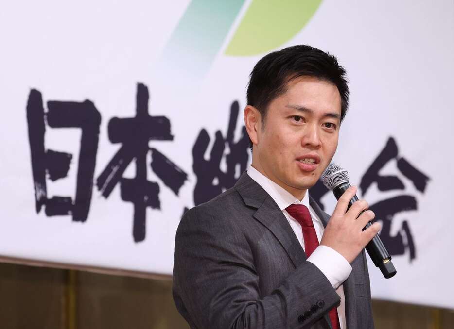 代表に再選し、記者会見する吉村洋文氏＝1日午後、大阪市北区（彦野公太朗撮影）