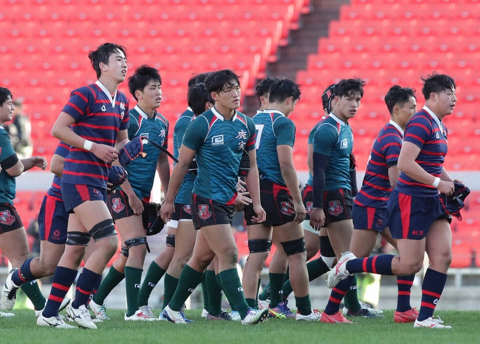 ＜日本航空石川・鹿児島実＞　試合に敗れ、肩を落とす鹿児島実フィフティーン　（撮影・後藤　大輝）