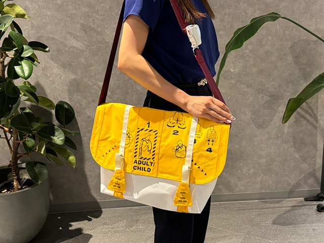 JTAの廃棄ライフベストから製作した「LIFE VEST MESSENGER BAG」（同社提供）