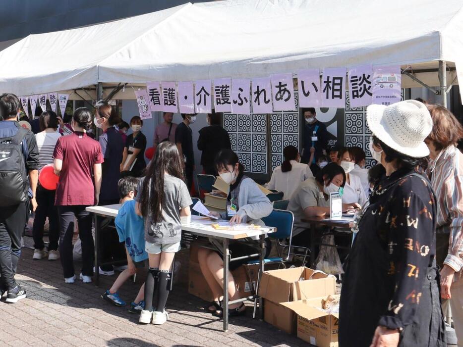 5月にイオンフードスタイル新松戸店で行った「看護の日イベント」の様子