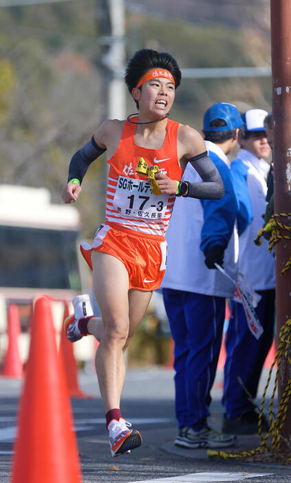 力走する佐久長聖の3区・佐々木哲（撮影・上山淳一）