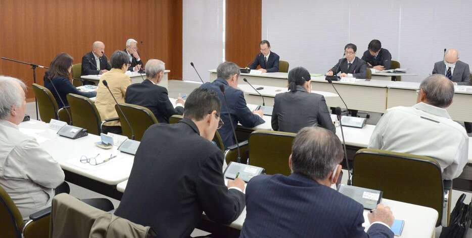 西之表市役所で開かれた市議会と防衛省の意見交換会＝１２日