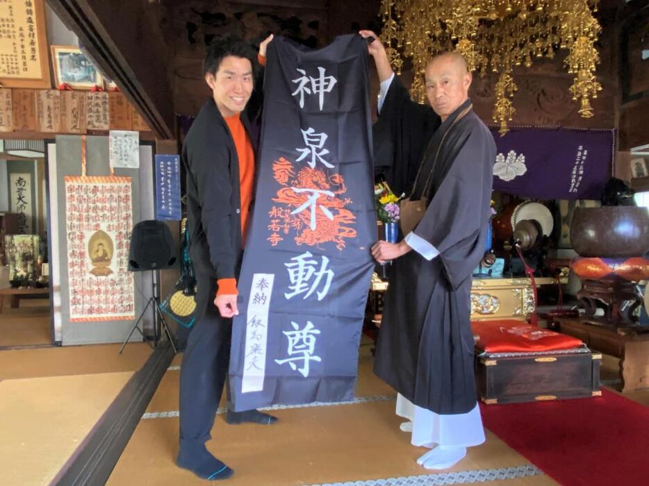 般若寺を訪れた飯島康夫さんと同寺の大久保光信住職