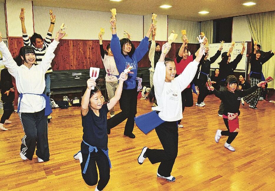 よさこい踊りの練習をする「プラリズム～梅舞～」のメンバー（和歌山県みなべ町谷口で）