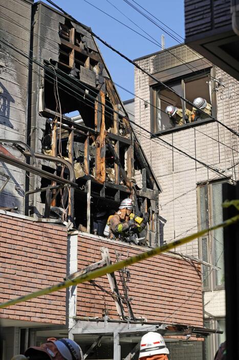 住宅が燃えた現場＝26日午前10時50分、東京都大田区