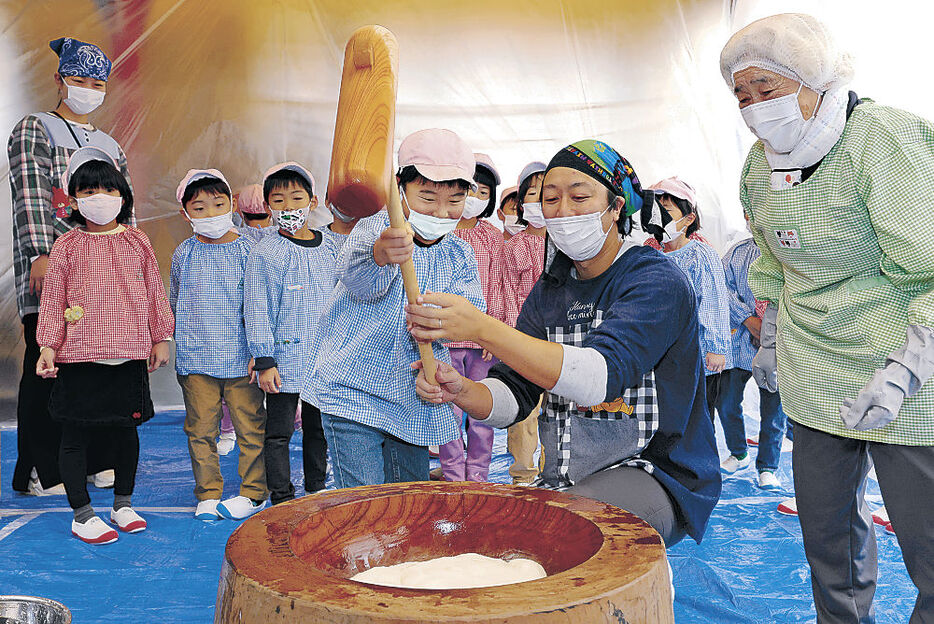 勢いよく餅をつく園児＝１１日午前１０時、金沢市平和町１丁目の金大附属幼稚園