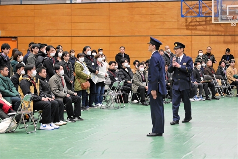 点検教練の説明を受ける内定者と保護者