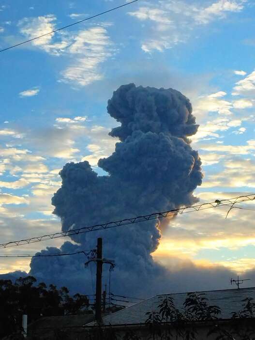 爆発し噴煙を上げる桜島＝２３日午前７時３３分、鹿児島市