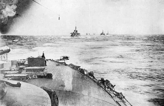 1905年５月27日早朝、バルチック艦隊との決戦のために韓国の鎮海湾を出撃した連合艦隊の勇姿。戦艦「朝日」の艦上から撮影されたもの。１艦も逃さないため船足を速めた。