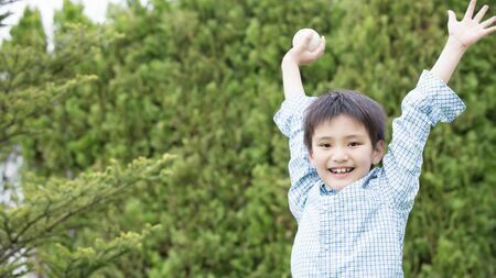 外遊びが子どもの成長に及ぼす影響は大きい（写真：ペイレスイメージズ1（モデル）／PIXTA）