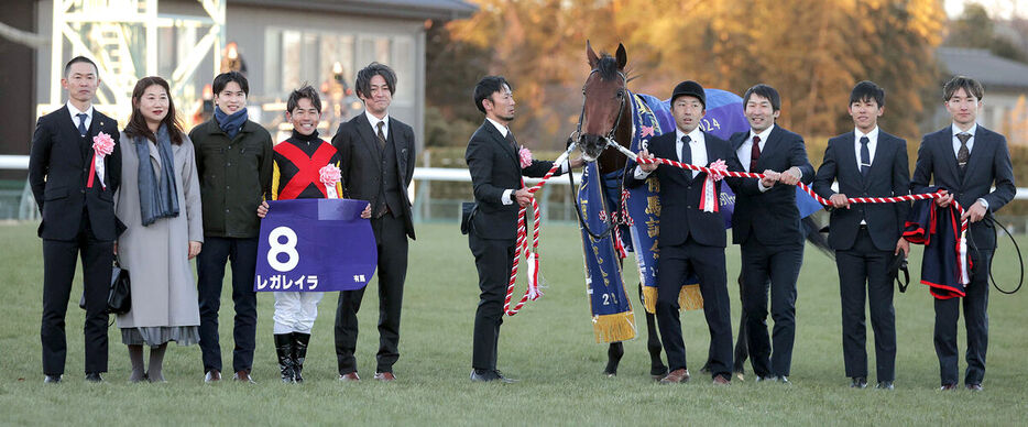 有馬記念を制したレガレイラ（右から４人目が楠助手）