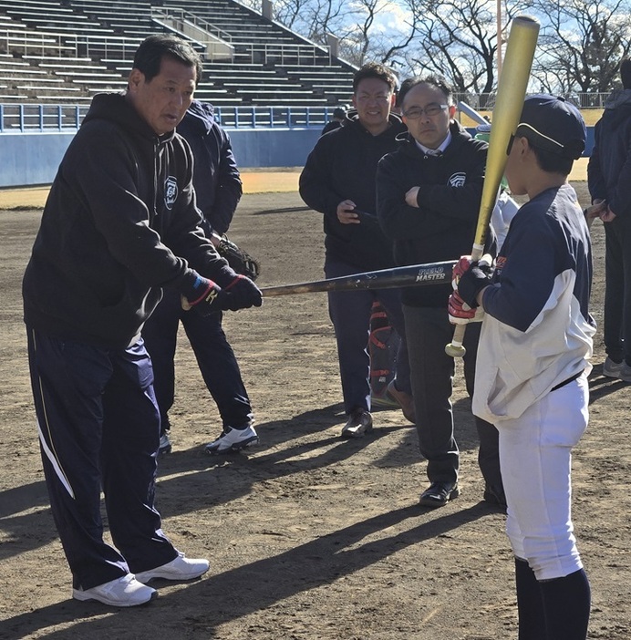 群馬県桐生市出身の河原井氏は、地元の中学3年生に熱血指導した[写真=BBM]