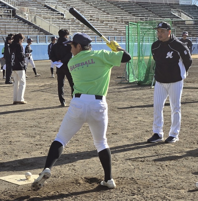 井口氏は中学生を相手に打撃指導。ロングティーを上げる光景もあった[写真=BBM]