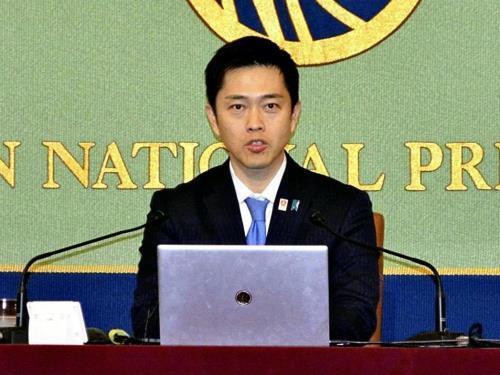 記者会見する日本維新の会の吉村代表（１３日、東京都千代田区の日本記者クラブで）