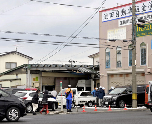 工場内にクマが逃げ込み、騒然とする自動車修理会社（２６日午前１１時２８分、秋田市仁井田蕗見町で）＝鈴木茉衣撮影