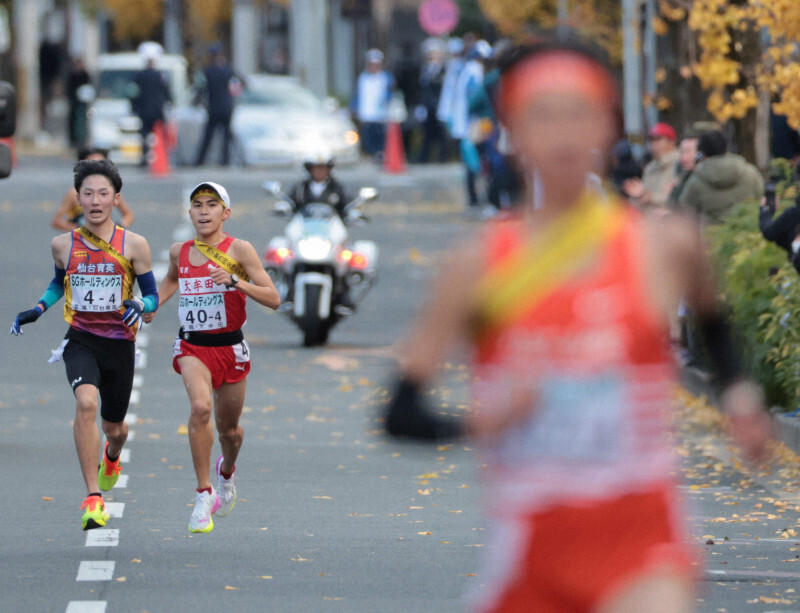 4区、先頭の佐久長聖の篠和真（右手前）を追う（左から）仙台育英の菅野元太と大牟田の野田顕臣＝京都市内で2024年12月22日、中川祐一撮影