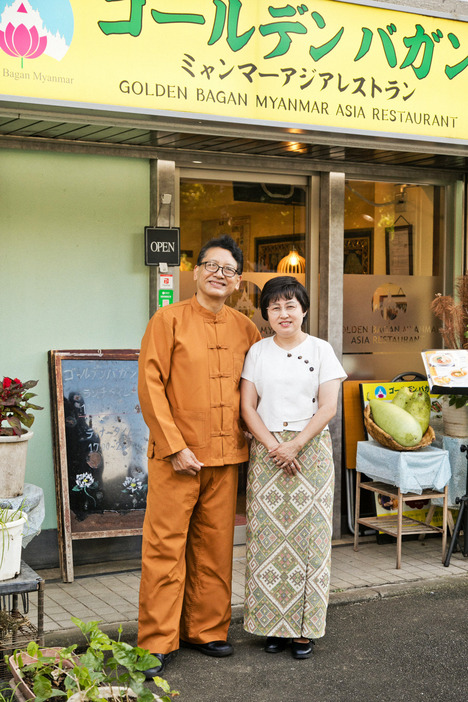 『ゴールデン バガン』店主のサイさん（左）とモモさん（右）。