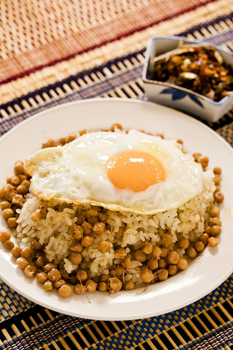 茹でたひよこ豆とニンニクをご飯と炒めた、ペーピョッ・タミンジョー（ひよこ豆チャーハン ）。ミャンマーのひよこ豆は小さく、えんどう豆のようなサイズ感。￥1,430