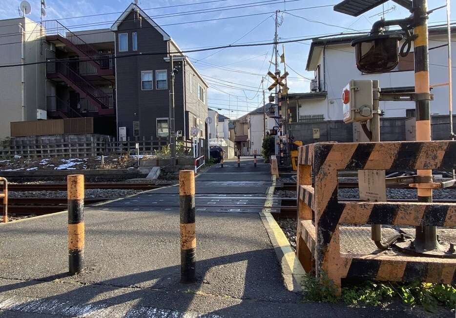 男性が列車にはねられて死亡した東武東上線の踏切＝今年2月、東京都板橋区（内田優作撮影）