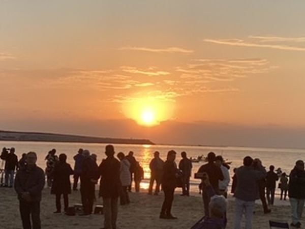 辺野古の浜の初日の出(資料写真）