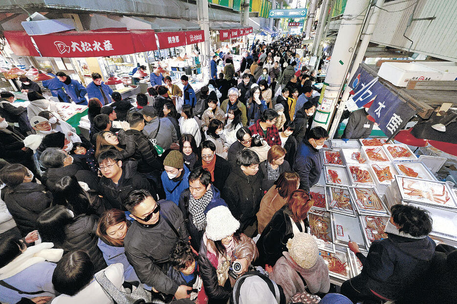 正月用の食材を買い求める客でにぎわう近江町市場