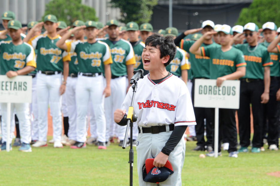 「第１回アジア甲子園大会２０２４　ｉｎ　インドネシア」の開会式で、インドネシア国歌を歌う選手＝１７日、ジャカルタ