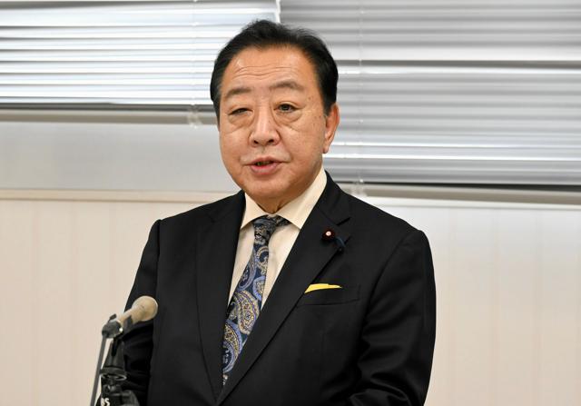 記者団の取材に答える立憲民主党の野田佳彦代表=2024年12月15日午前11時55分、大分市、大久保貴裕撮影