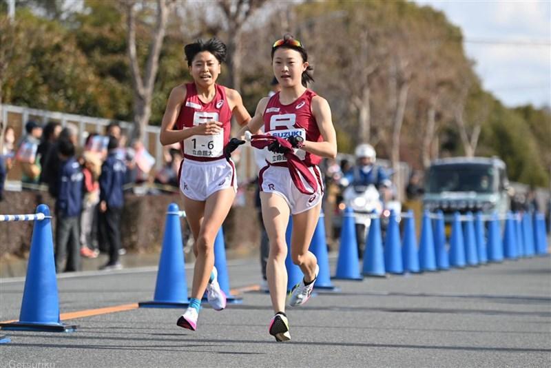 7年ぶり優勝を飾った立命大。写真は6区・福永楓花（左）から7区・中地こころへ