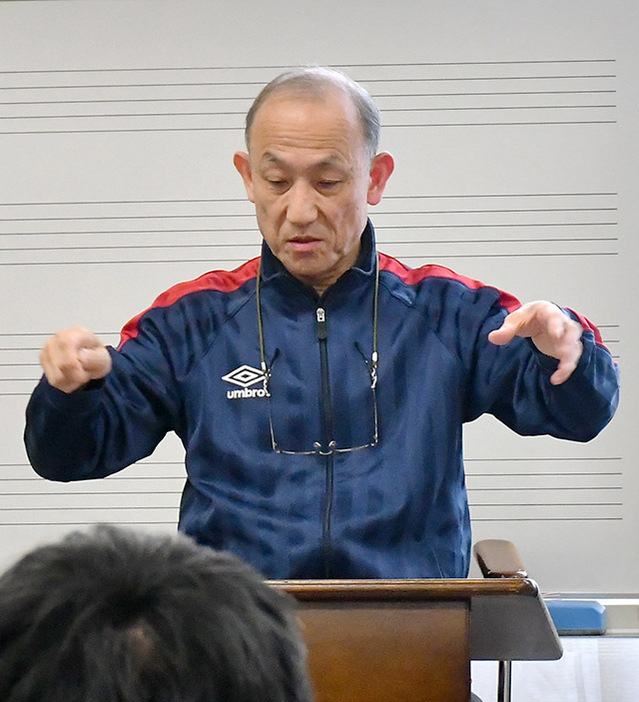 自身最後となる定期演奏会に向け、指導する県警音楽隊楽長の奥山智義巡査部長＝山形市