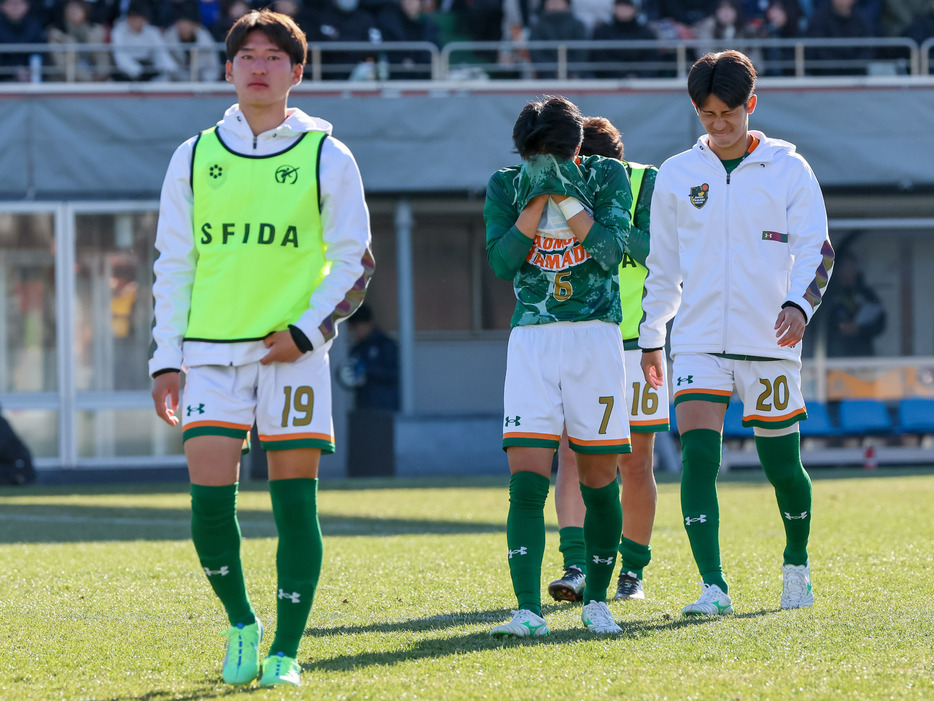 ユニフォームで顔を覆う青森山田MF川口遼己(3年)(Kaoru WATANABE/GEKISAKA)