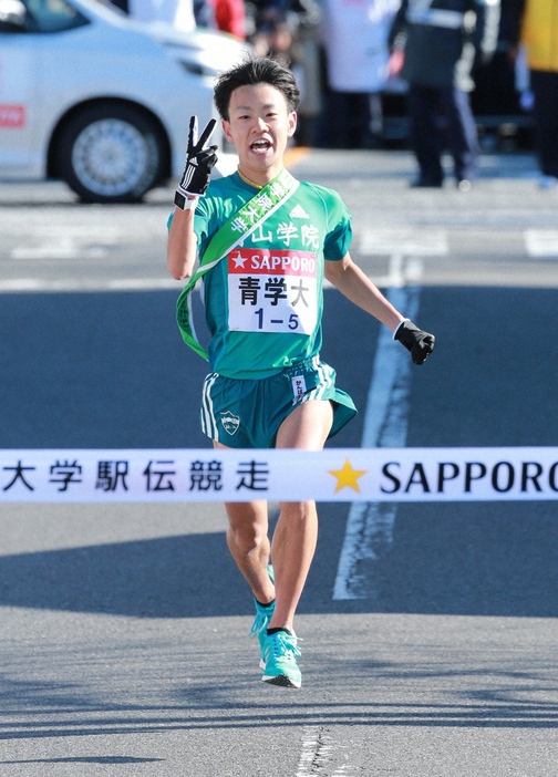 2016年の箱根駅伝で２年連続２度目の往路優勝をアピールしながらゴールする青学大の神野大地　