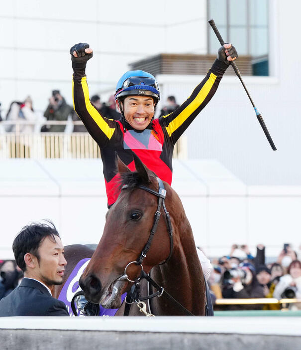 レガレイラで有馬記念を制しガッツポーズの戸崎騎手（撮影・江口和貴）