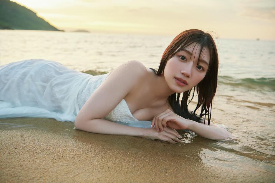 佐々木美玲さんの写真集「陽射しのパレード」のカット（撮影：熊木優（io））