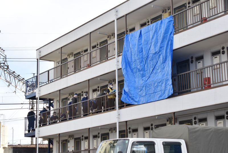 事件が発生したマンション内にいる捜査員ら＝27日午後、所沢市東住吉