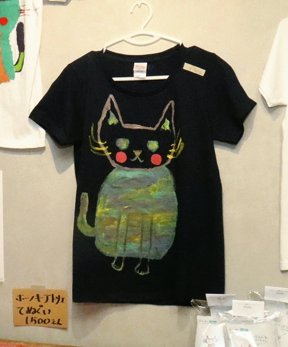 展示している手描きのTシャツ