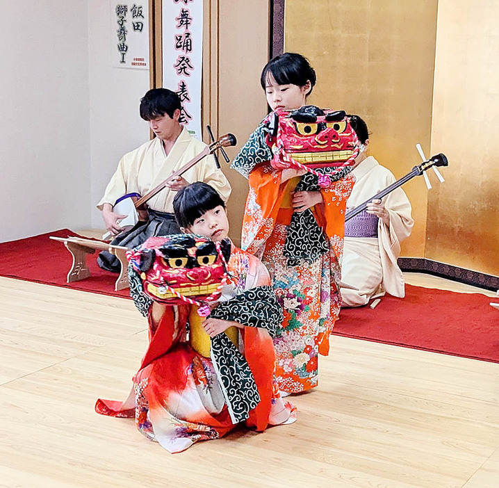 新たに作った「飯田獅子舞いの曲」を踊る子どもたち