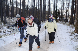 冬山の景色を期待し入山する登山客＝茅野市玉川美濃戸