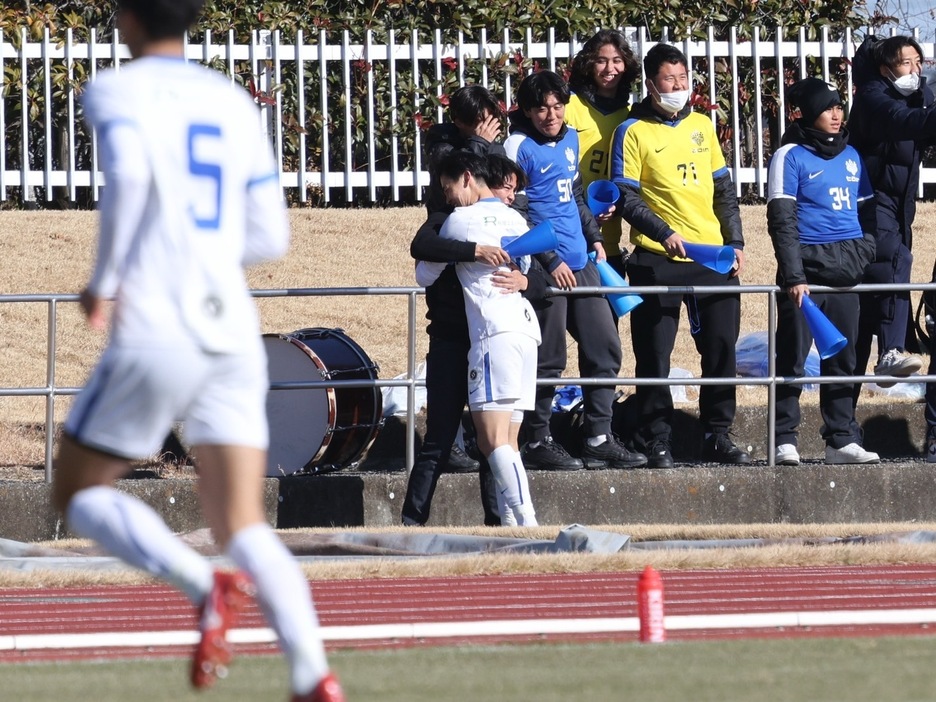 喜びを分かち合うFW笠井佳祐とDF五十嵐聖己(Naoki KATO/GEKISAKA)