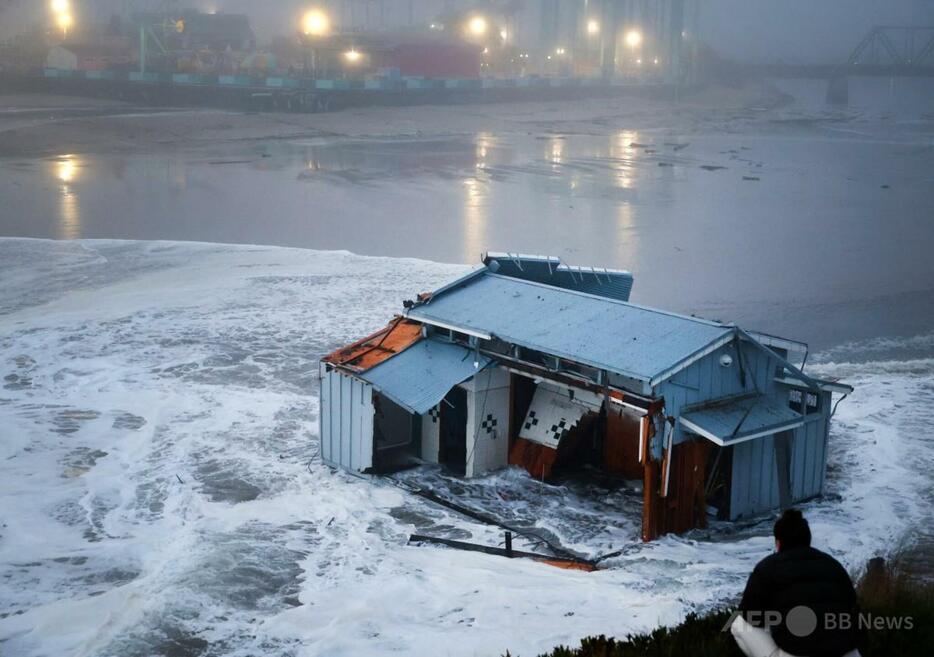 米カリフォルニア州サンタクルスで強風によって壊れ、海に流された桟橋上の構造物（2024年12月23日撮影）。【翻訳編集】 AFPBB News