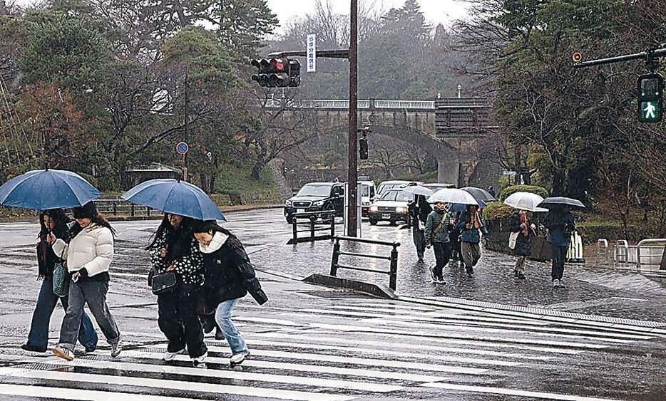 歩車分離式に本格的に移行する兼六園下交差点＝金沢市内