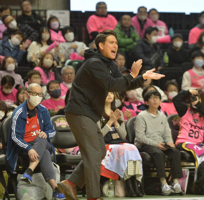 秋田対大阪　選手を鼓舞するB1大阪・藤田HC（撮影・浜本神威）