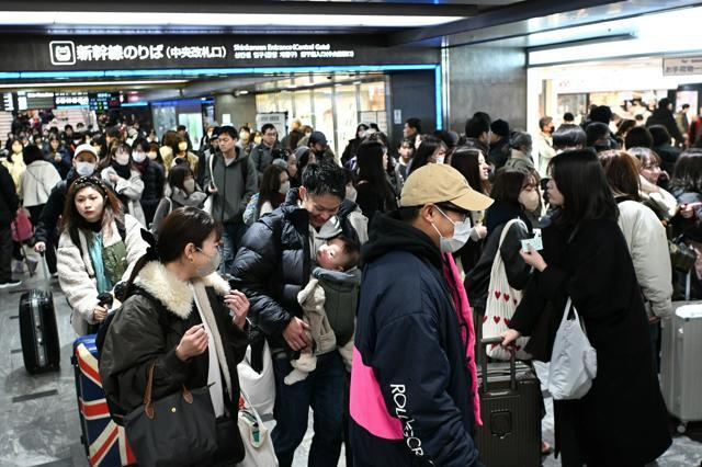 帰省ラッシュで混雑するJR博多駅=2024年12月28日午前10時43分、福岡市博多区、日吉健吾撮影