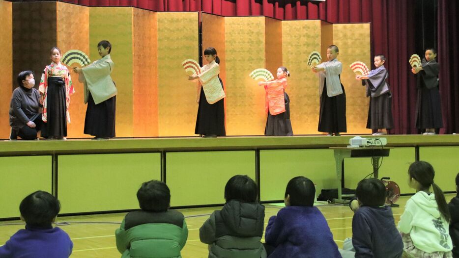 稽古を重ねた「老松」の仕舞を披露する殿田小の３年生（南丹市日吉町）