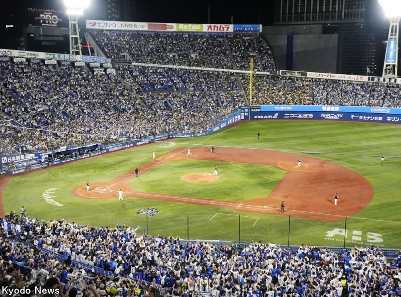 スタンドのファンが盛り上がる横浜スタジアム (C)Kyodo News